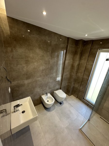 Tirane, jepet me qera Vile 3 Katshe Kati 4, 653 m² 3.500 € (Prane Qendres Tregtare TEG)