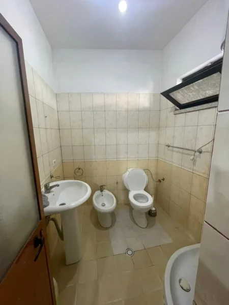 Tirane, jepet me qera apartament 2+1+Ballkon Kati 2, 82 m² 500 € (INXHINJERIA E NDERTIMIT)