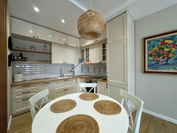 Tirane, jepet me qera apartament 2+1+Ballkon Kati 5, 110 m² 1.200 € (21 Dhjetori)