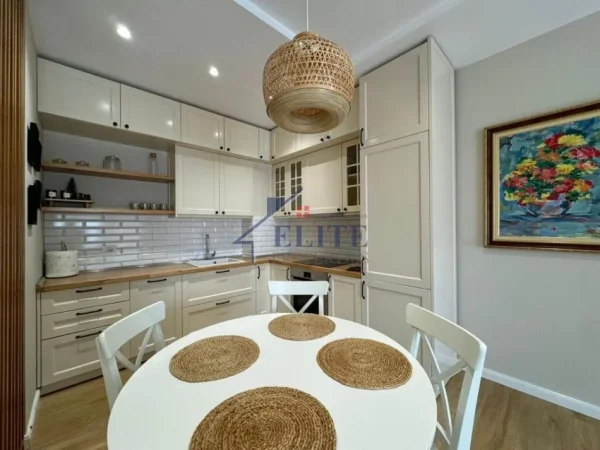 Tirane, jepet me qera apartament 2+1+Ballkon Kati 5, 110 m² 1.200 € (21 Dhjetori)