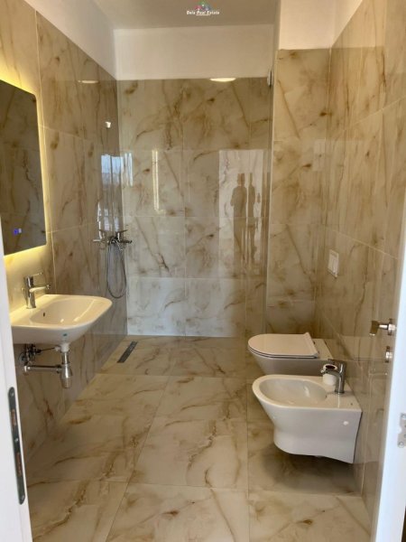 Tirane, jepet me qera zyre Kati 6, 120 m² 600 € (farmacia 10)