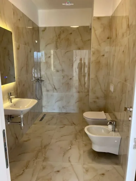 Tirane, jepet me qera zyre Kati 6, 120 m² 650 € (farmacia 10)