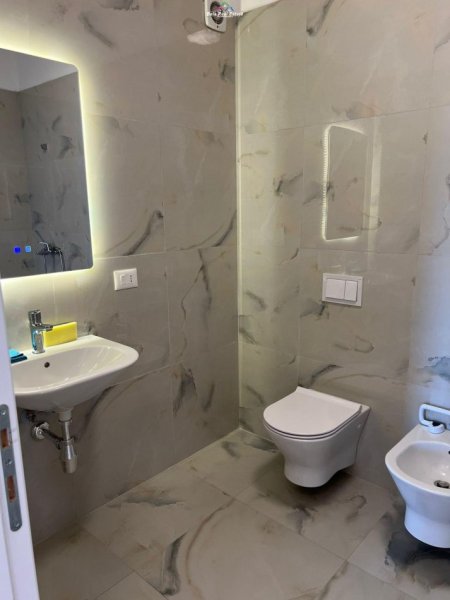 Tirane, jepet me qera zyre Kati 6, 120 m² 600 € (farmacia 10)