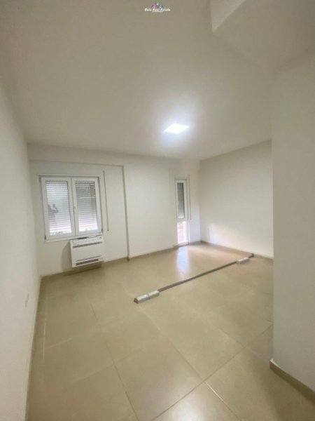 Tirane, jepet me qera zyre Kati 2, 90 m² 1.000 € (Rruga e Kosovareve)
