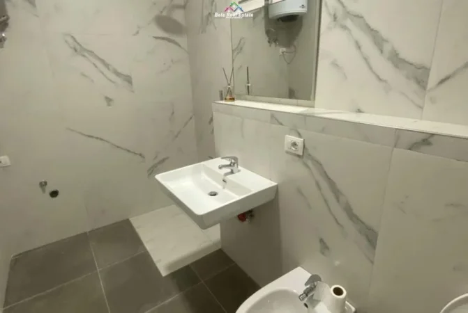 Tirane, jepet me qera zyre Kati 2, 90 m² 1.000 € (Rruga e Kosovareve)