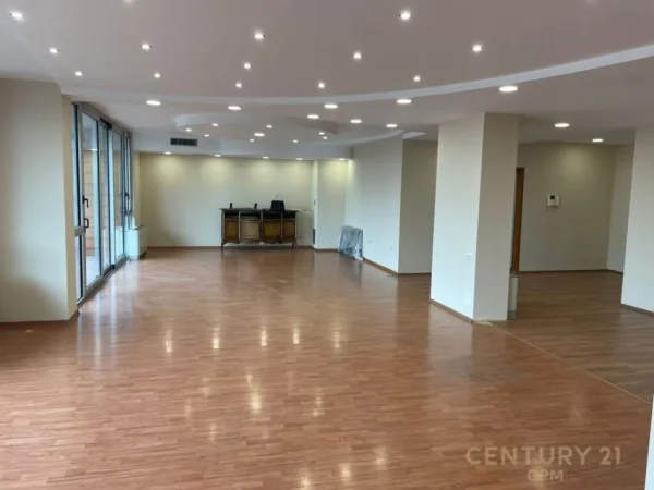 Tirane, jepet me qera zyre Kati 4, 210 m² 3.500 € (ETC)