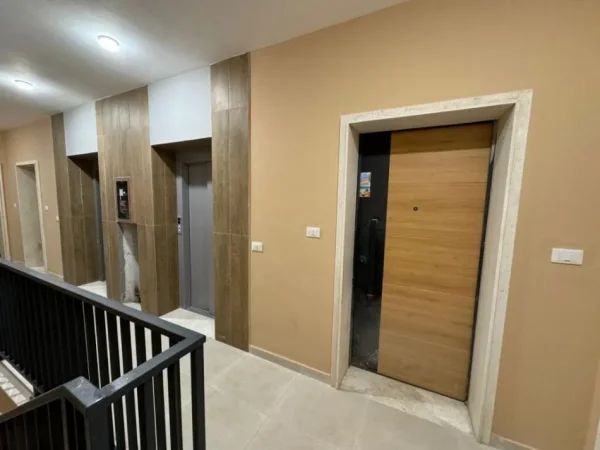 Tirane, jepet me qera zyre Kati 2, 49 m² 450 € (Ish Statcioni i trenit)