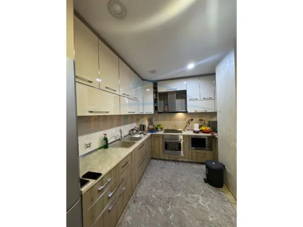 Tirane, shitet apartament 2+1+Ballkon Kati 5, 115 m² 220.000 € (RRUGA BARDHYL TIRANE)