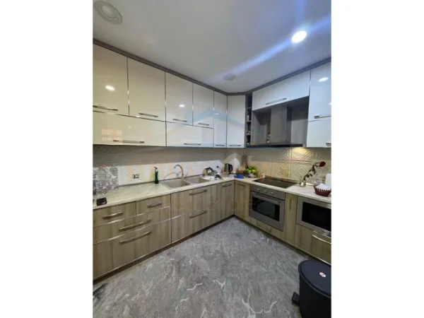 Tirane, shitet apartament 2+1+Ballkon Kati 5, 115 m² 220.000 € (RRUGA BARDHYL TIRANE)