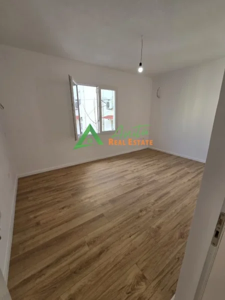 Tirane, shitet apartament 2+1+Ballkon Kati 3, 75 m² 129.000 € (Oxhaku)