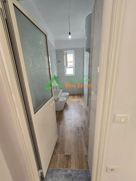Tirane, shitet apartament 2+1+Ballkon Kati 3, 75 m² 129.000 € (Oxhaku)