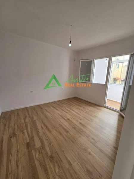 Tirane, shitet apartament 2+1+Ballkon Kati 3, 75 m² 129.000 € (Oxhaku)