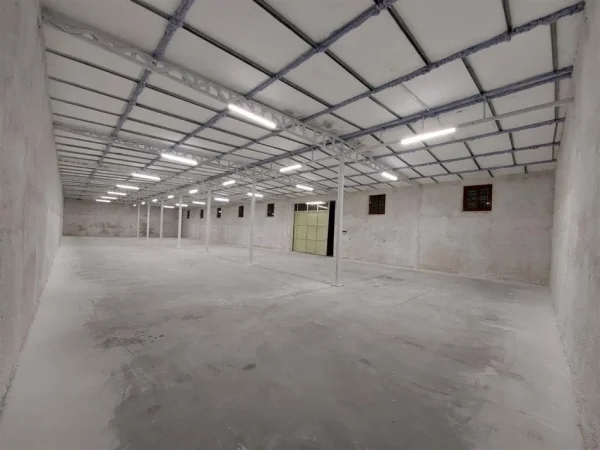 Tirane, jepet me qera magazine Kati 0, 750 m² 1.500 € (tufine)