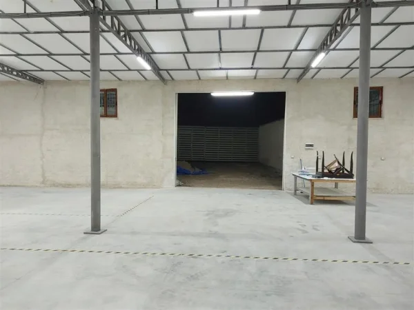 Tirane, jepet me qera magazine Kati 0, 750 m² 1.500 € (tufine)