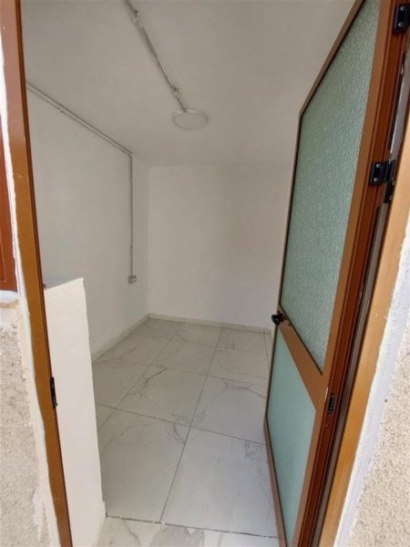 Tirane, jepet me qera magazine Kati 0, 750 m² 1.500 € (tufine)