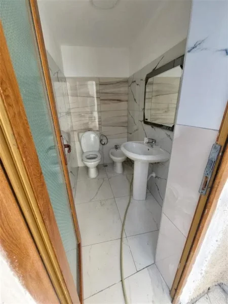 Tirane, jepet me qera magazine Kati 0, 750 m² 1.500 € (tufine)