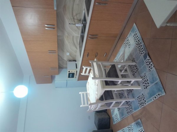 Tirane, jepet me qera apartament 1+1+Ballkon Kati 3, 75 m² 350 € (fresk)