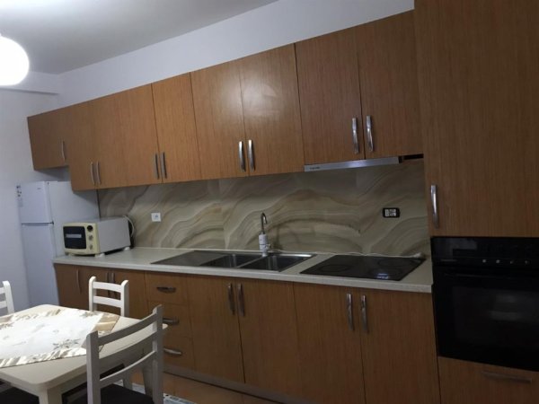 Tirane, jepet me qera apartament 1+1+Ballkon Kati 3, 75 m² 350 € (fresk)