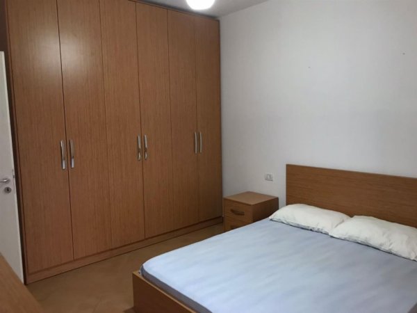 Tirane, jepet me qera apartament 1+1+Ballkon Kati 3, 75 m² 350 € (fresk)