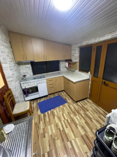 Tirane, jepet me qera apartament 1+1 Kati 0, 55 m² 300 € (Sauk)