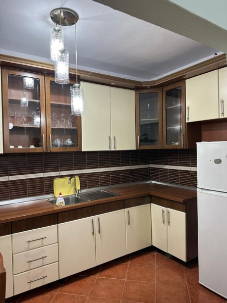 Tirane, jepet me qera apartament 2+1 Kati 1, 140 m² 400 € (Porcelan)