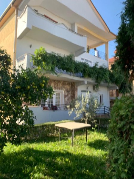 Tirane, jepet me qera shtepi , 220 m² 800 € (Prane Komisariatit ne Qytet Studenti)