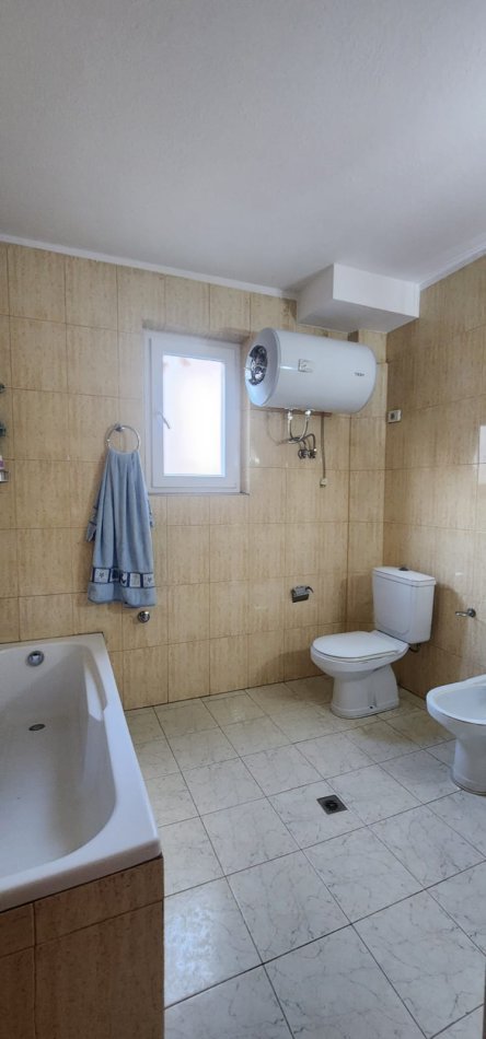 Tirane, jepet me qera shtepi , 220 m² 800 € (Prane Komisariatit ne Qytet Studenti)