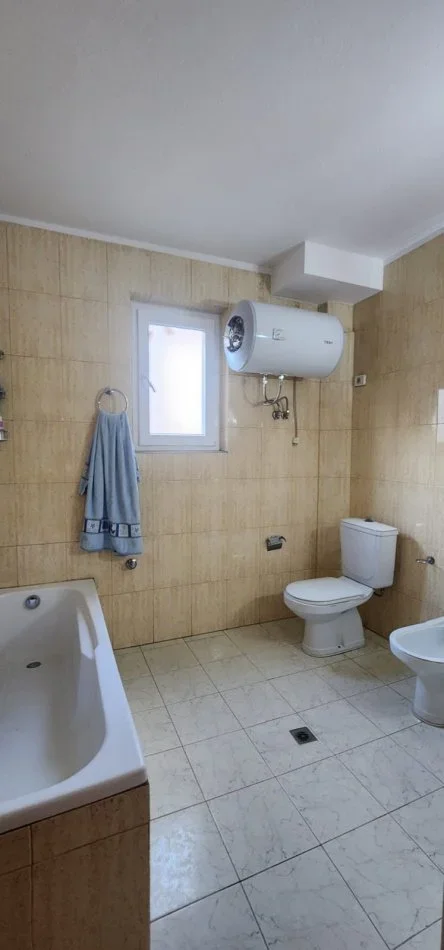 Tirane, jepet me qera shtepi , 220 m² 800 € (Prane Komisariatit ne Qytet Studenti)