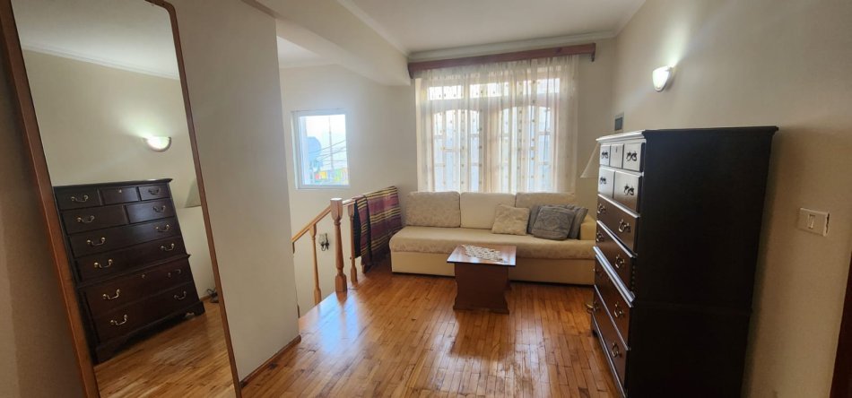 Tirane, jepet me qera shtepi , 220 m² 800 € (Prane Komisariatit ne Qytet Studenti)