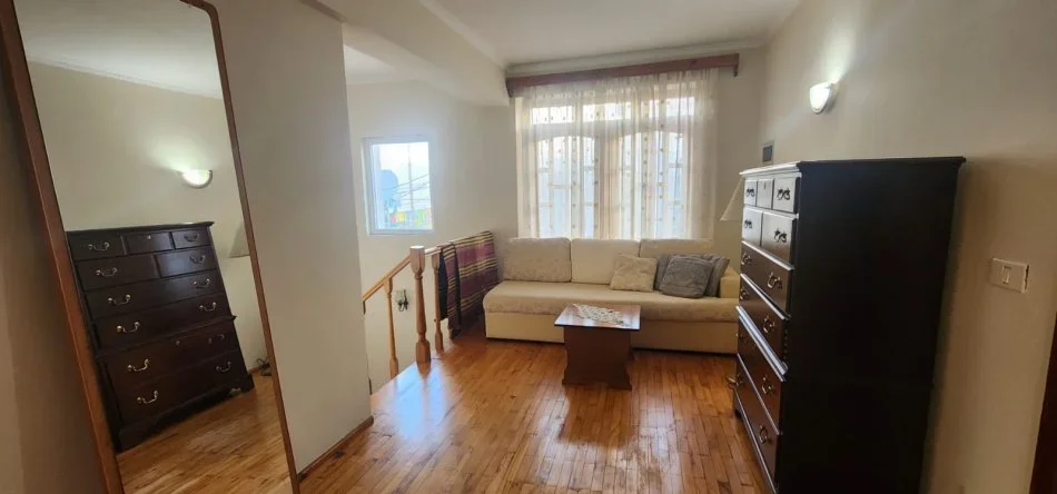 Tirane, jepet me qera shtepi , 220 m² 800 € (Prane Komisariatit ne Qytet Studenti)