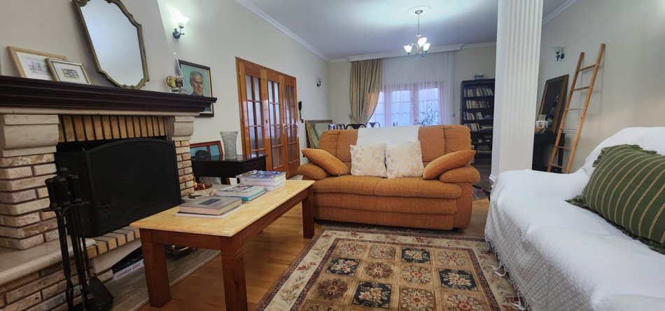 Tirane, jepet me qera shtepi , 220 m² 800 € (Prane Komisariatit ne Qytet Studenti)