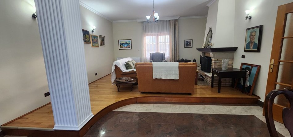 Tirane, jepet me qera shtepi , 220 m² 800 € (Prane Komisariatit ne Qytet Studenti)