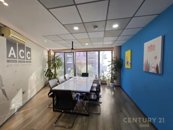 Tirane, jepet me qera zyre Kati 1, 305 m² 3.500 € (RRUGA E DIBRES)