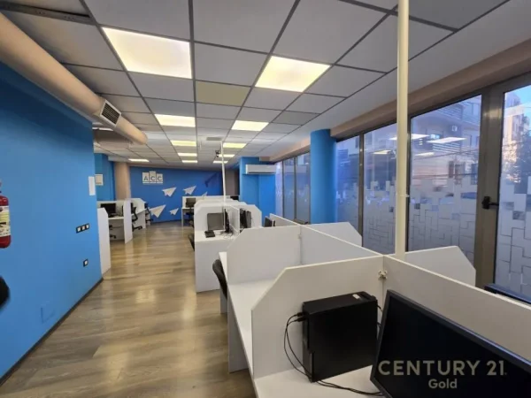 Tirane, jepet me qera zyre Kati 1, 305 m² 3.500 € (RRUGA E DIBRES)