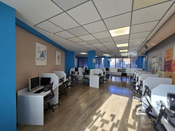 Tirane, jepet me qera zyre Kati 1, 305 m² 3.500 € (RRUGA E DIBRES)