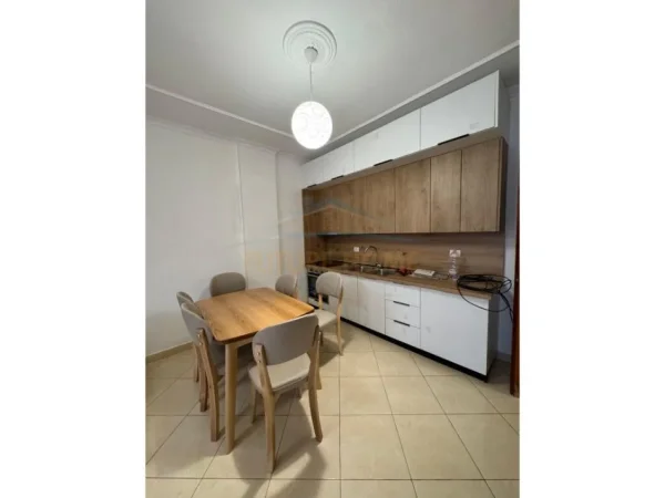 Tirane, jepet me qera apartament 2+1+Ballkon Kati 3, 105 m² 700 € (Don Bosko)