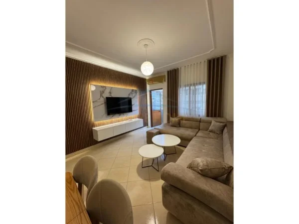 Tirane, jepet me qera apartament 2+1+Ballkon Kati 3, 105 m² 700 € (Don Bosko)