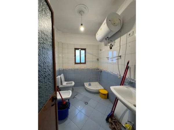 Tirane, jepet me qera apartament 2+1+Ballkon Kati 3, 105 m² 700 € (Don Bosko)