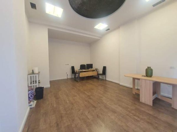 Tirane, jepet me qera ambjent biznesi Kati 0, 30 m² 400 Euro (Hime Kolli)