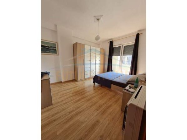 Tirane, jepet me qera apartament 2+1+BLK Kati 5, 125 m² 700 Euro (Rruga e Bogdaneve)
