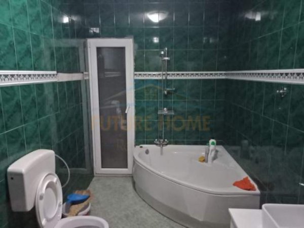 Korce, jepet me qera apartament 1+1+BLK Kati 3, 300 Euro (Lagjia 14)