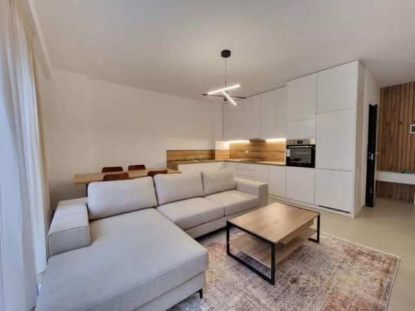 Tirane, jap me qera apartament 2+1 Kati 1, 90 m² 800 Euro (rruga barrikades)