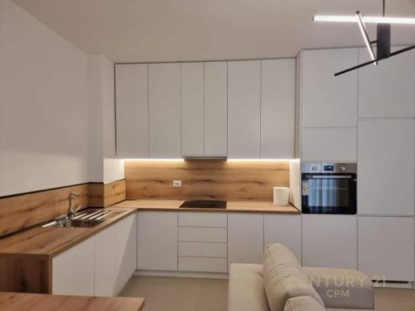 Tirane, jap me qera apartament 2+1 Kati 1, 90 m² 800 Euro (rruga barrikades)