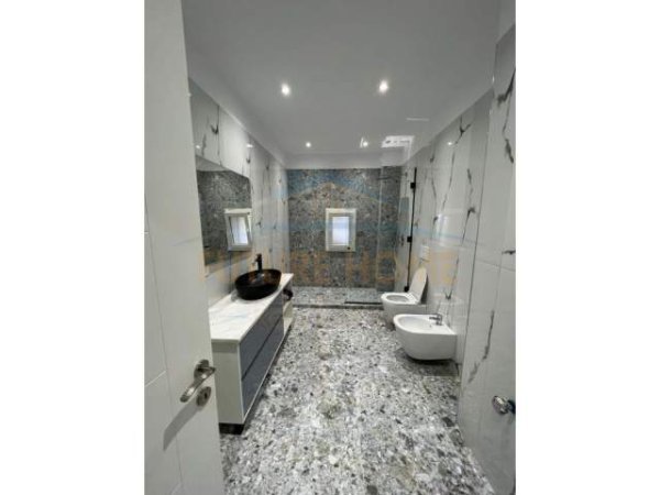 Tirane, shitet apartament 3+1+BLK Kati 1, 151 m² 256.000 Euro (Liqeni farkes)
