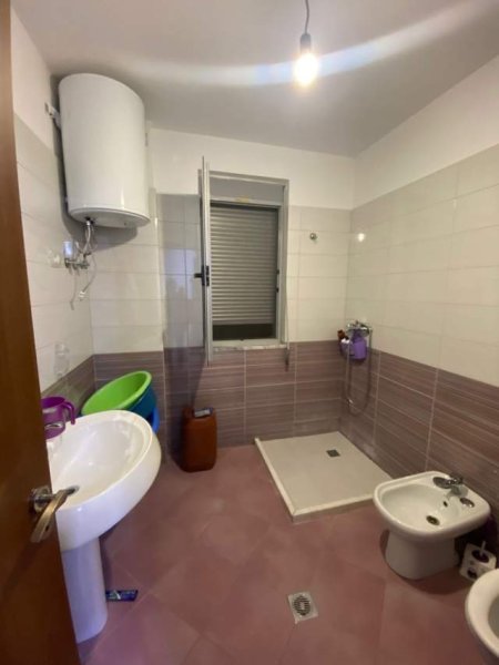 Tirane, jepet me qera apartament 2+1+BLK Kati 3, 80 m² 420 Euro (Liqeni thate)