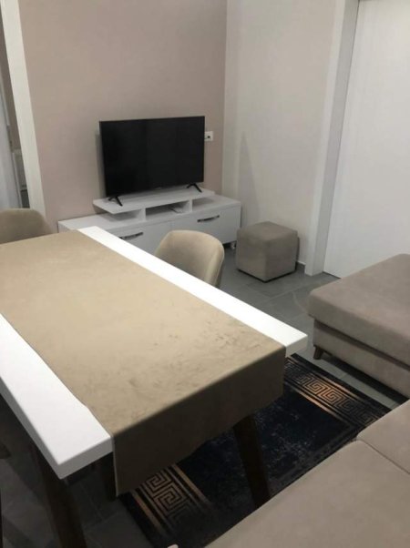 Tirane, jepet me qera apartament 2+1 450 Euro (Adresa, Brenda Unazes se Re, rruga Leonard Frroku,)