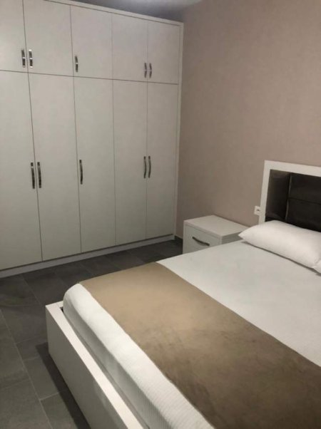 Tirane, jepet me qera apartament 2+1 450 Euro (Adresa, Brenda Unazes se Re, rruga Leonard Frroku,)