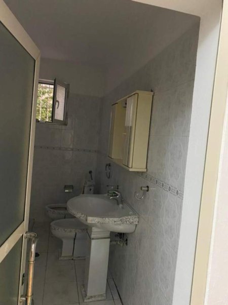 Tirane, jepet me qera apartament 1+1 Kati 1, 52 m² 33.000 Leke (Shkolla e Bashkuar)