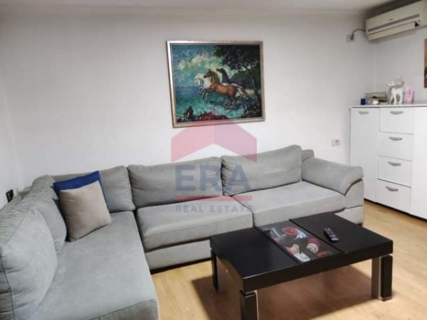 📌Tirane, jepet me qera apartament Kati 1, 85 m² 450 Euro, prane Liceut