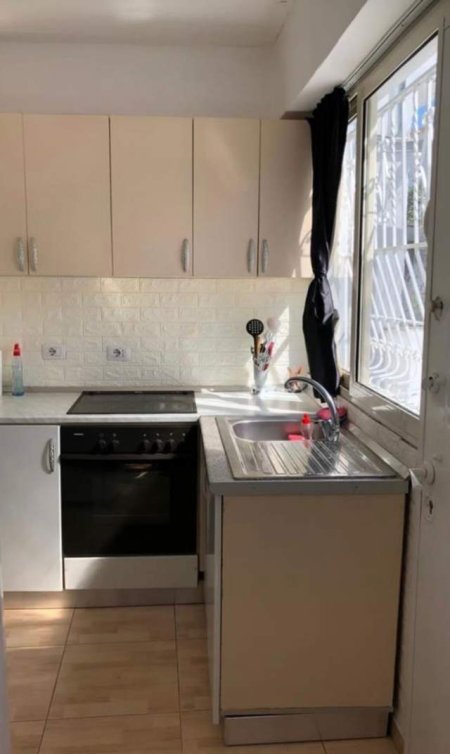 Tirane, jepet me qera apartament 1+1 Kati 1, 60 m² 30.000 Leke (Shkolla e Bashkuar)